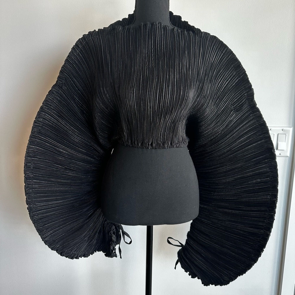 Cult Gaia Mala Plissé Top in Black. Size XSmall.